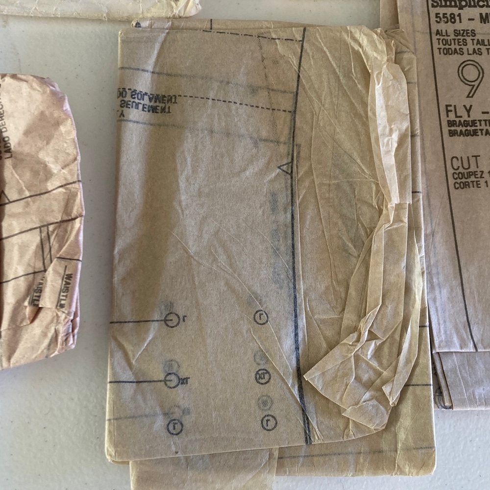 7 Vintage Dress Patterns + 4 Mystery Unpackaged Patterns - Picture 11 of 12